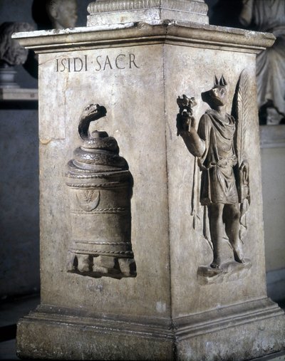 Oltář zasvěcený Isis. Vlevo: mystický kámen s hadem a vpravo: Anubis-Hermès. Na hadovi jsou vyryta slova „Iside Sacr“. 2. století. Musei Capitolini, Řím. od Roman