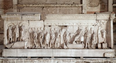 Anaglyf (nebo více) Traiana zachycující fakta císaře Traiana (Traiana nebo Traiana) (117-120): scéna charitativních akcí císaře pro chudé děti a sirotky. Punčochy z reliéfního mramoru. Ztlumit. 521x16 cm Řím, Foro Romano (Římské fórum), Curia od Roman