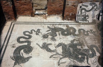 Starověká Ostia (Ostia). Place des Corporations. Mozaika Sabratha Seafarers Corporation. Neptunovy lázně. od Roman