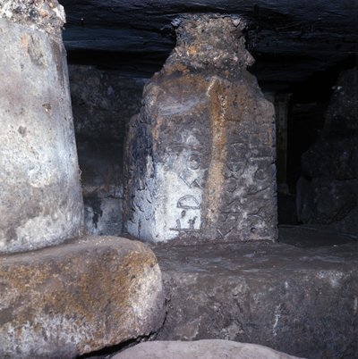 Starověký Řím, archaické období: chrám postavený pod lapis niger (černý kámen) na římském fóru a nese jeden z nejstarších nápisů v latině. Itálie 6. století před naším letopočtem od Roman