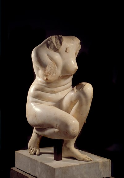 Afrodita v podřepu. Mramorová socha z 2. století našeho letopočtu. Slunce. 0,71 m Paříž, Musee du Louvre. od Roman