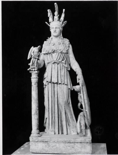 Athena Parthenos, kopie originálu z 5. století od Phidias (cca 500-cca 432 př. n. l.) (mramor) (černobílá fotografie) od Roman