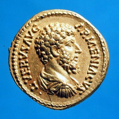Aureus (avers) s bustou Luciuse Veruse (161-169 nl) přehozenou a kyrysovanou. (zlatý) Nápis: L VERVS AVG ARMENIACVS od Roman