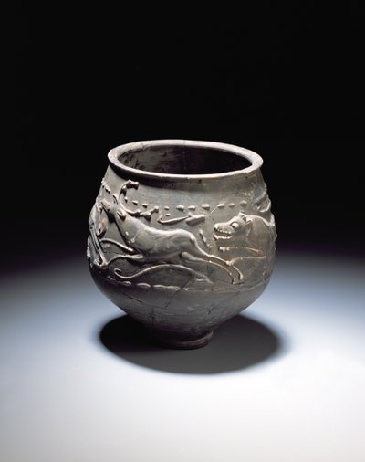 Kádinka zdobená loveckou scénou zobrazující jeleny, laně a psy, z římského naleziště v Newstead, Melrose, AD 140-80 (barevně potažené jemné zboží) od Roman