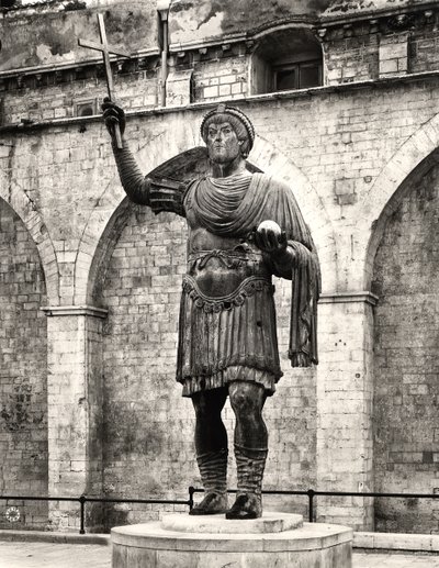 Kolosální socha možná císaře Valentiniana I. (321-375) nazvaná „Kolos z Barletty“ (bronz) (černobílá fotografie) od Roman