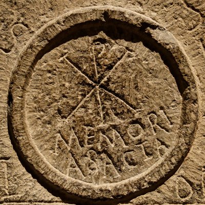 Detail z oltářního kamene znázorňující zkratku pro jméno Ježíše Krista, severní Afrika, cca 4. století našeho letopočtu od Roman