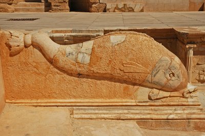 Řezba delfínů, basreliéf na Proscénium římského divadla, Sabratha, Libye, 2. století našeho letopočtu od Roman