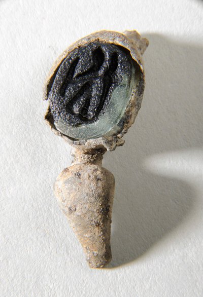 Prsten s hlubotiskem (stříbro a sklo) od Roman