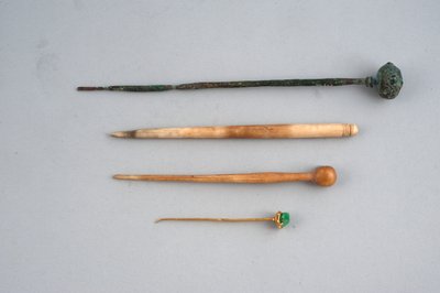 Sponky do vlasů (bronz, kost, zlato a smaragd) od Roman