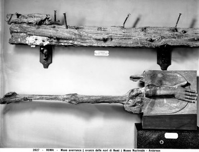 Ruka Averrunca a úlomky vesla nalezené při vykopávkách římských lodí u jezera Nemi od Roman