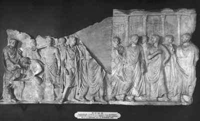 Haruspice konzultující útroby býka a průvod senátorů před Jupiterovým chrámem (mramor) (podrobnosti viz 261377 a 261378) od Roman