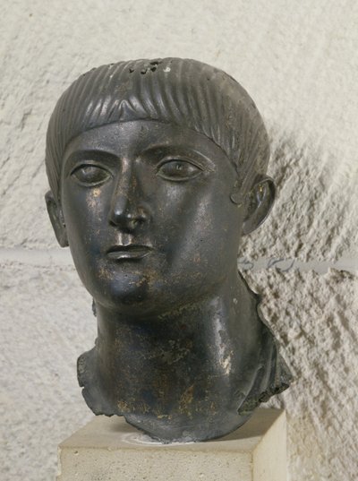 Hlava mladého muže, známého jako "mladý akvitánský náčelník" (bronz) od Roman