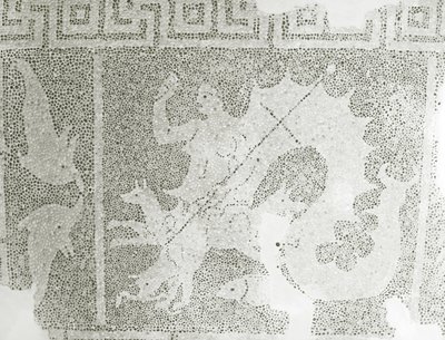 Helénistický oblázek Mozaika Scylly a Charybdy střežících úžinu, detail Scylly. Dům Dionysos, Paphos, Kypr mozaika od Roman