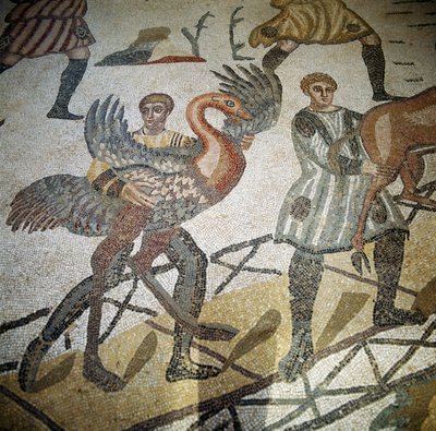 Lovec nakládá pštrosa na loď, detail z podlahy Velkého lovu, Villa Romana del Casale Piazza Armerina, Sicílie (mozaika) od Roman