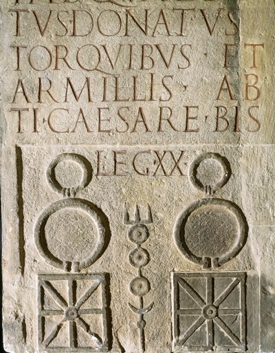 Vepsané insignie Dvacáté vítězné Valeriánské legie, římské legie založené v 1. století našeho letopočtu od Roman