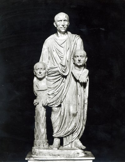 Lucius Junius Brutus drží busty svých předků (mramor) (černobílá fotografie) od Roman