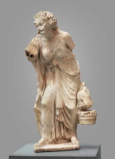 Mramorová socha staré ženy od Roman