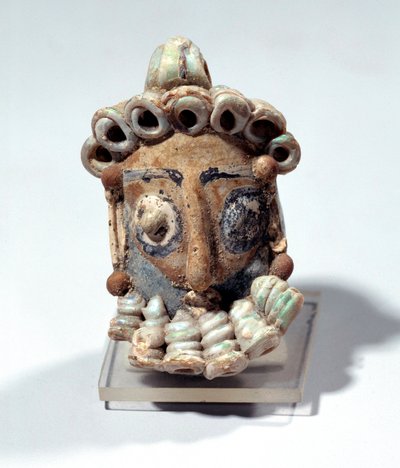 Orientální antika: amulet ve tvaru mužské hlavy nalezený v hrobce v Kartágu. Punské období, lakovaná země. 400-300 před naším letopočtem. Paříž, muzeum Louvre od Roman