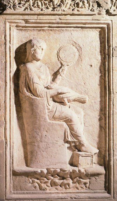 Reliéf zobrazující římskou dámu se zrcadlem od Roman