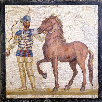 Zastoupení čtyř frakcí římského cirkusu: blues (factio veneta). Frakce byly kluby zapojené do cirkusových soutěží v Horní Říši (1. století n. l.) a vyznačovaly se barvou. Mozaika, Řím Museo nazionale Romano. od Roman
