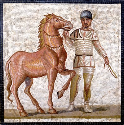 Zastoupení čtyř frakcí římského cirkusu: běloši (factio albata). Frakce byly kluby zapojené do cirkusových soutěží v Horní Říši (1. století n. l.) a vyznačovaly se barvou. Mozaika, Řím Museo nazionale Romano. od Roman