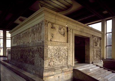Římské umění: Ara Pacis Augustae nebo oltář Augustae Mír: nízký reliéf (pravá strana) starověkého Říma postavený římským císařem Augustae mezi 13 a 9 př. nl na Champ de Mars (Campo de Marte) v Římě na památku míru po války říše od Roman