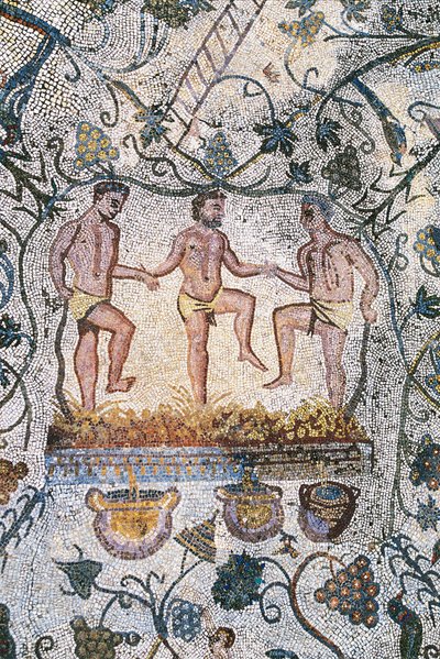 Římské umění: Sklizeň Mosaic. Detail představující tři muže, kteří drtí hrozny, aby získali mout. Římský dům amfiteátru. 3. století ap. JC. Merida Španělsko - římské umění: Mozaika sklizně hroznů. Lisování vína. Detail zobrazující drcení tří mužů od Roman