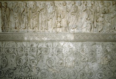 Římské umění: “” Císařská družina císaře Augusta””” Nízký severní reliéf v mramoru Ara Pacis Augustae postavený římským císařem Augustae mezi 13 a 9 př. nl na Champ de Mars (Campo de Marte) v Římě na památku míru po válkách od Roman