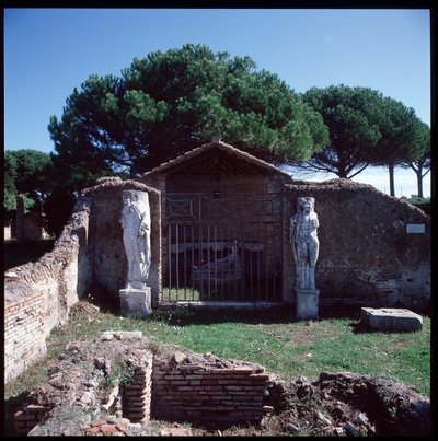 Římské umění: pohled na ruiny svatyně božského Attise (nebo Atyse), oblast IV od Roman
