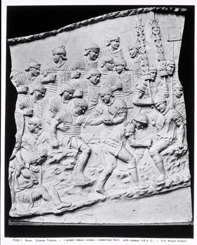 Římští vojáci ošetřují raněné, odlitek převzatý z Trajánova sloupu, AD 113 (mramor) (černobílá fotografie) od Roman