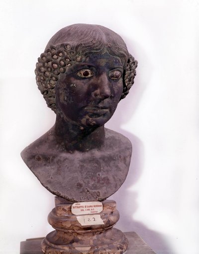 Římská starožitnost: busta římské dámy z Pompejí (1. století našeho letopočtu). od Roman