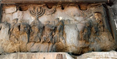 Římské umění: „“ Triumfální průvod archy spojenectví s Menorou nebo Menorou (svícen se 7 rameny)““ Reliéf 1. stol. Titův oblouk, Foro Romano (Římské fórum), Řím od Roman