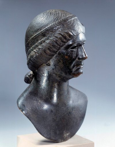 Římské umění: bronzová ženská hlava. Počátek 1. století našeho letopočtu. Paříž, muzeum Louvre od Roman