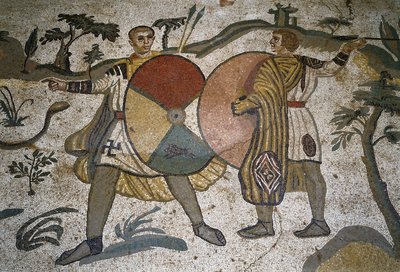 Římské umění: detail mozaiky „“ Velká lovecká část““ Lovecké zbraně velkých štítů. 315-350 našeho letopočtu. Piazza Armerina, Villa Romana del Casale od Roman