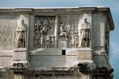 Římské umění: nízký mramorový reliéf představující rozdělení dotací lidem (vlevo) a kapitulaci barbarského vůdce (vpravo). 312-315 našeho letopočtu. Konstantinův oblouk, Řím od Roman