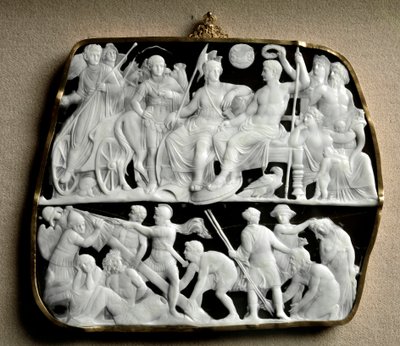 Římské umění: onyxové portréty vytvořené sochařem Dioscuridem (nebo Dioscoridem) na dvou úrovních. Nahoře císař Augustus (63 př. nl-14 n. l.), obklopený mytologickými bohy, vítá svého nástupce Tibera (42 př. n. l. - 37 n. l.). Zleva doprava z ní sestupuje  od Roman