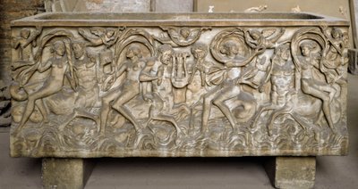 Římské umění: sarkofág zdobí nízké reliéfy představující průvod menád, kentaurů tančících a hrajících hudbu. Konec 3. stol. Museo Nazionale Romano (o delle Terme), Řím od Roman