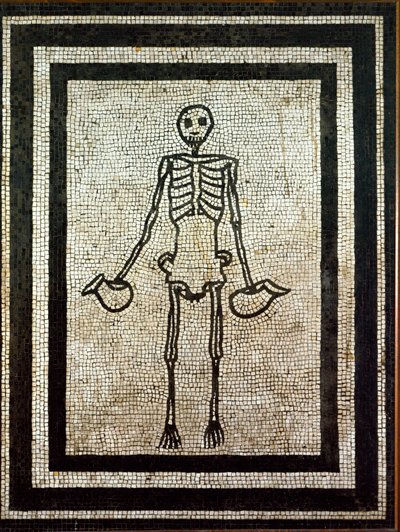 Římské umění: kostra držící dva džbány. Mozaika 1. století. Neapol, museo nazionale archeologico - římské umění: kostra držící dva džbány. Mozaika 1. století z Pompejí. Národní archeologické muzeum, Neapol, Itálie od Roman