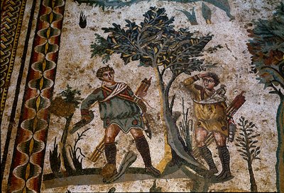 Římské umění: dva lovci ptáků umístěni pod strom. Detail mozaiky „Malá lovecká družina“ 315-350 n.l. Piazza Armerina, Villa Romana del Casale od Roman