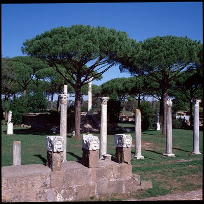 Římské umění: pohled na ruiny chrámu Ceres, archeologické naleziště Ostia od Roman