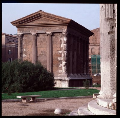 Římské umění: pohled na ruiny Chrámu Portuna (chrámu mužného štěstí), archeologické naleziště Boarium Forum, 70-80 n. l., Řím, Itálie (Římské umění: pohled na chrám Fortuna Virilis (Portunus) Řím, Itálie) Fotografie od Roman