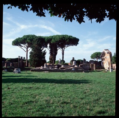 Římské umění: pohled na ruiny římského a Augustova chrámu, archeologické naleziště Ostia od Roman