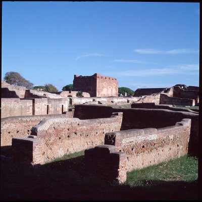 Římské umění: pohled na ruiny archeologického naleziště Ostia od Roman