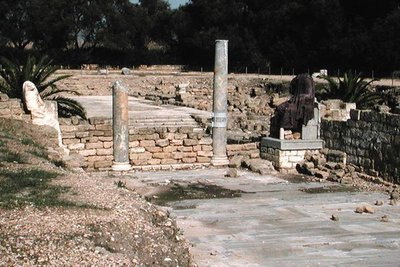 Ruiny ulice se dvěma sochami od Roman