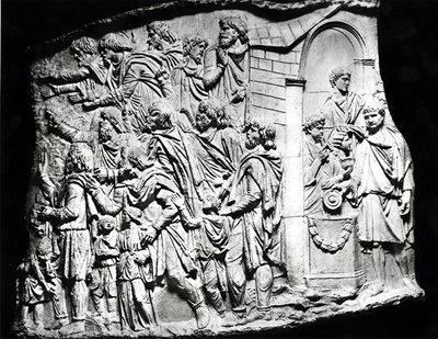 Obětní scéna, odlitek převzatý z Trajánova sloupu, AD 113 (omítka) (č/b foto) od Roman