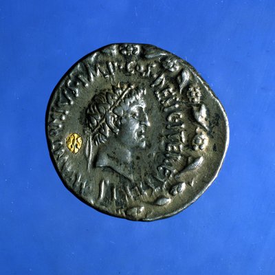 Stříbrná a zlatá mince s podobiznou Anthonyho nebo Marca Antoina (83 př. n. l. - 30 př. n. l.), římského politika, který vládl s Kleopatrou. od Roman