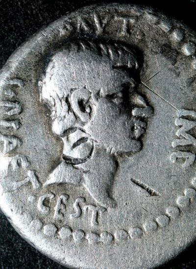 Stříbrná mince s podobiznou Marcuse Junia Bruta (83-42 př. n. l.), římského senátora od Roman