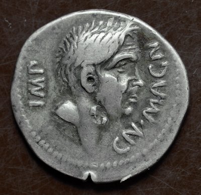 Stříbrná mince s podobiznou Pompea Velikého (Gneo Pompeo Veliký nebo Gnaeus Pompeius Magnus od Roman