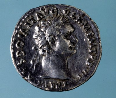 Stříbrná mince s podobiznou římského císaře Domitiana (51 - 96). Sbírka milánského Medagliere. od Roman