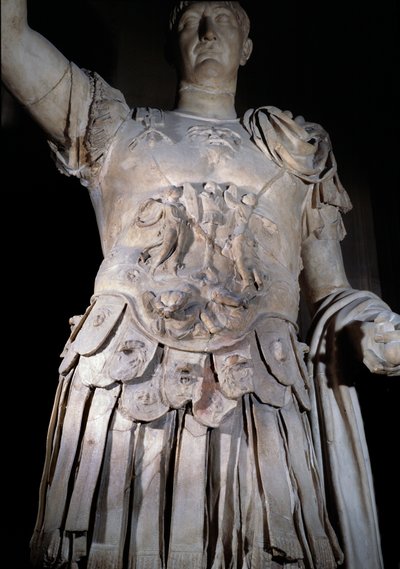 Socha římského císaře Traiana (Marcus Ulpius Traianus nebo Traiano) (53-117 nl) stojící, bitevní loď. Detail zbroje představující císaře Domitiana (Domiziano nebo Domitianus) (51-96). Kolem roku 108 n.l. Sun 2 m Paříž, muzeum Louvre od Roman